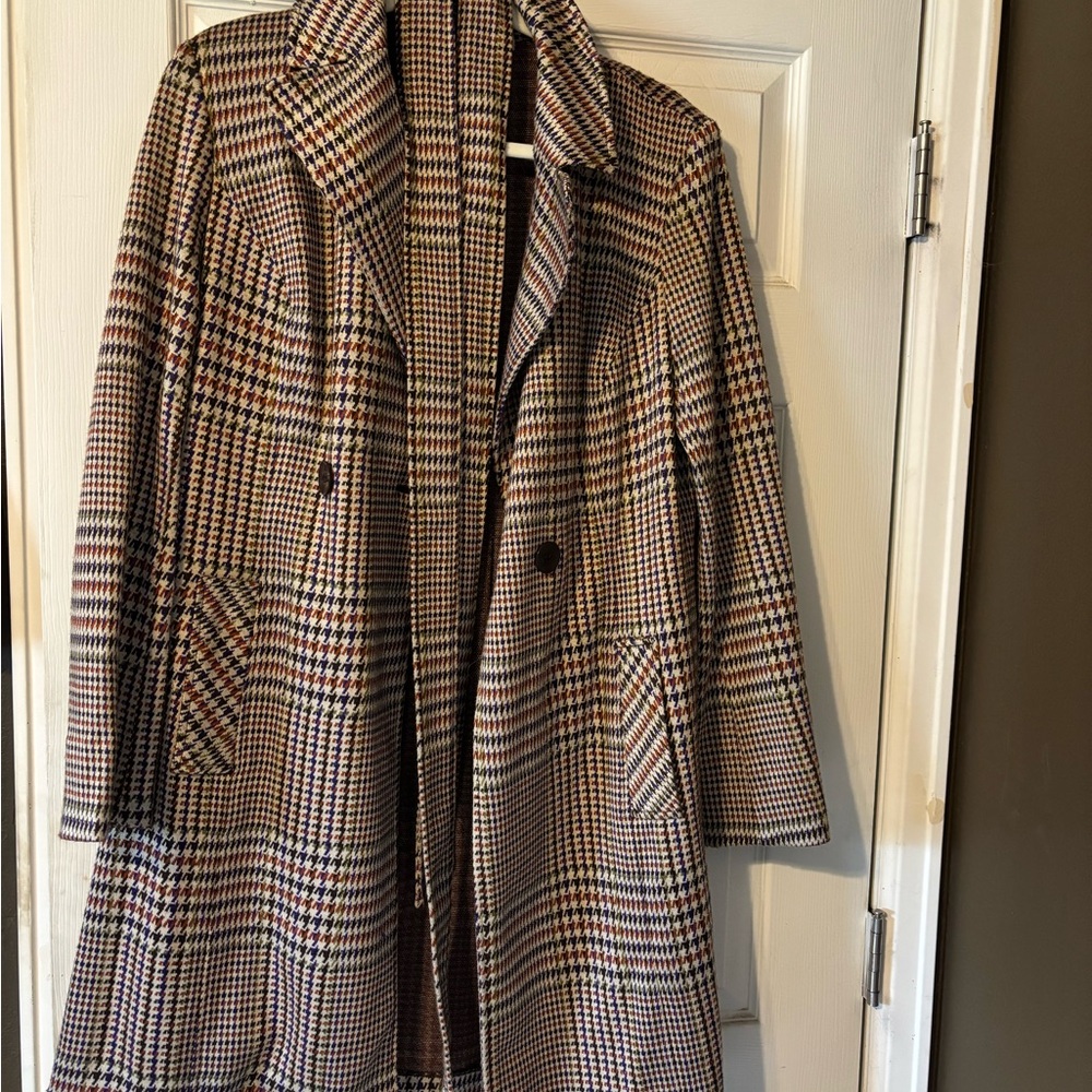 Vintage Trench Coat with Wide Lapels and Long Length
